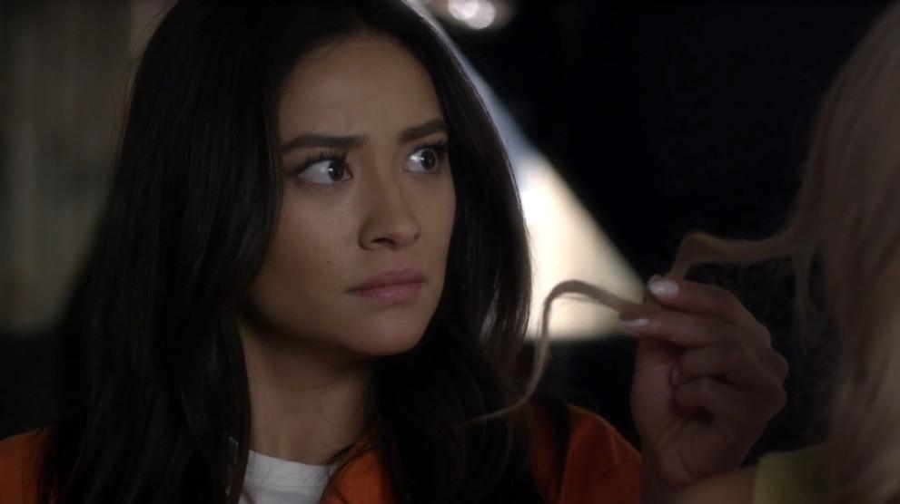 PLLonMax's tweet photo. LOL, Emily! RT if her shock over Mona’s hair had you chuckling! #PLL http://t.co/QCB4hQEysX http://t.co/DhWVNUwMzA