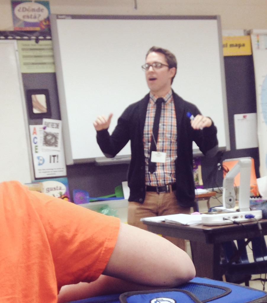 janiemgray's tweet photo. this is what I mean when I say I like nerdy guys😏😍😂 #spanishsub http://t.co/zeW5EFUz5j