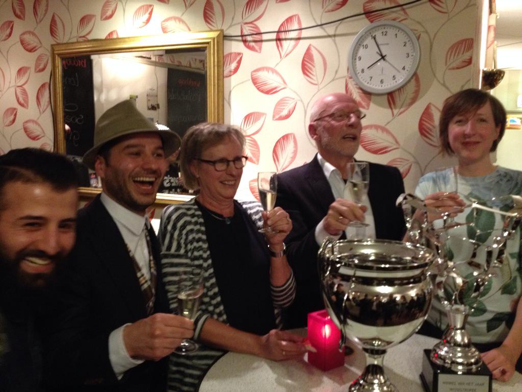 Trotse winnaars tijdens prijsuitreiking Winkel(ier) v/h Jaar. <a href="/NeroBarbershop/">Nero de boer</a> en @Boekverkoopers het is jullie gegund