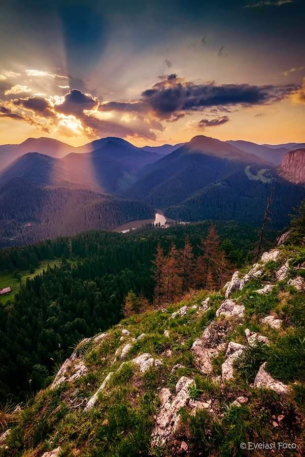 Crisstina88's tweet photo. @Anboy88 mi bella, te comparto una foto tomada por un amigo, es un hermoso lugar de mi país (Rumanía ). TQM 😘 http://t.co/h4oMaj1MBS