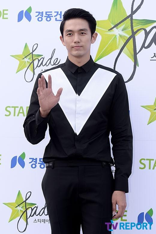 kor_celebrities's tweet image. 2AM スロン、俳優チャンヒョク、キム・ウビンなどが所属している「sidusHQ（サイダスHQ）」と専属契約を締結。事務所側、"俳優活動だけでなく、ソロ歌手活動も計画中。2AMとしても良い機会があれば、グループ活動を続けていく予定"