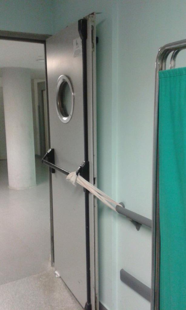 ednaSed's tweet photo. Así están las puertas cortafuego en las urgencias de la Residencia San Pedro de Alcántara (Cáceres) @policia http://t.co/J9J82sRfjR