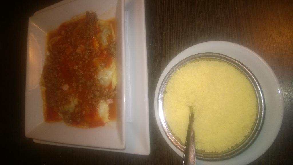 AllaNonna's tweet photo. Arrancando una noche más junto a ustedes. Noche fresca de Otoño. Ravioles y queso rallado. Con que te tentarías? http://t.co/d2zMUZ7zp8