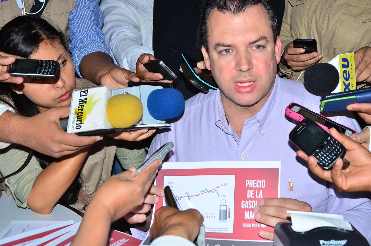 MorelliBoca's tweet photo. Cada vez que vayas a la gasolinera, recuerda que pagas 70% más que en EEUU #QueBajeLaGasolina http://t.co/Mz4VEQGhZG http://t.co/1NsEAFHHH5