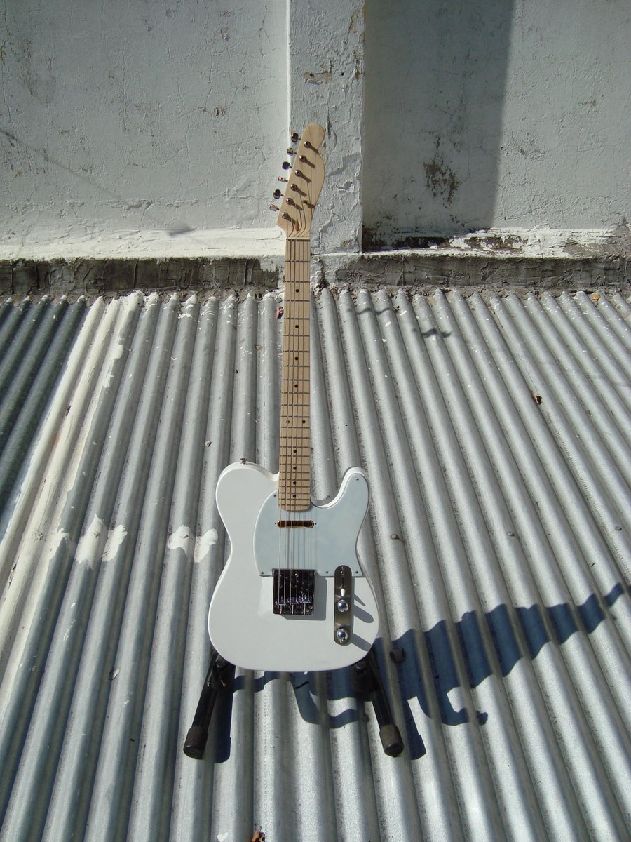 cromorock's tweet photo. Les presentamos a la nueva "Perla Cromada" hecha por un gran amigo luthier Lobo Daniel Leiva c/ micrófono DS Pickups http://t.co/A0hGoS8zWr