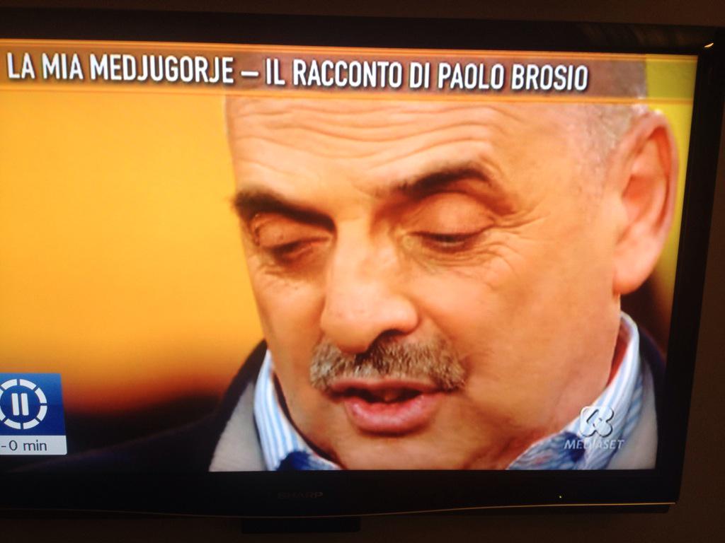 Paolo Brosio racconta la sua incredibile esperienza a Medjugorje che l'ha portato a trasformarsi in Maurizio Costanzo