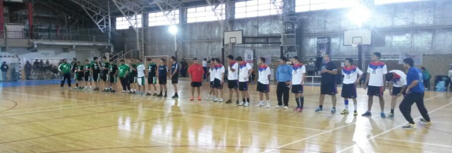 #CopaPueyrredon2015 ya comienza la final en varones, petroquímica vs <a href="/handballkm5/">Handball Km5</a>