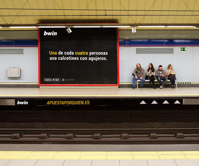 _victoriamoyano's tweet photo. ¡Yo también juego! ¿A cuál de estas 4 personas crees que le ha pasado? #apuestaporquien >> http://t.co/Fy6kV5Ug69 http://t.co/cOVKEcaC0m
