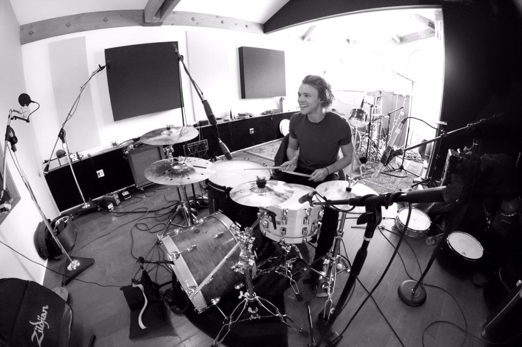 Ashton5SOS's tweet photo. BIG FAT DRUMS!!!! http://t.co/FsrmsvKriv