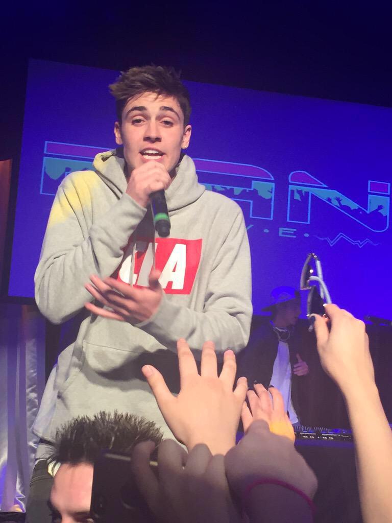 samwiIkupdates's tweet photo. Shots of @sammywilk from #Fanravechicago on March 15 @TheFanRave http://t.co/pzPunoerMV