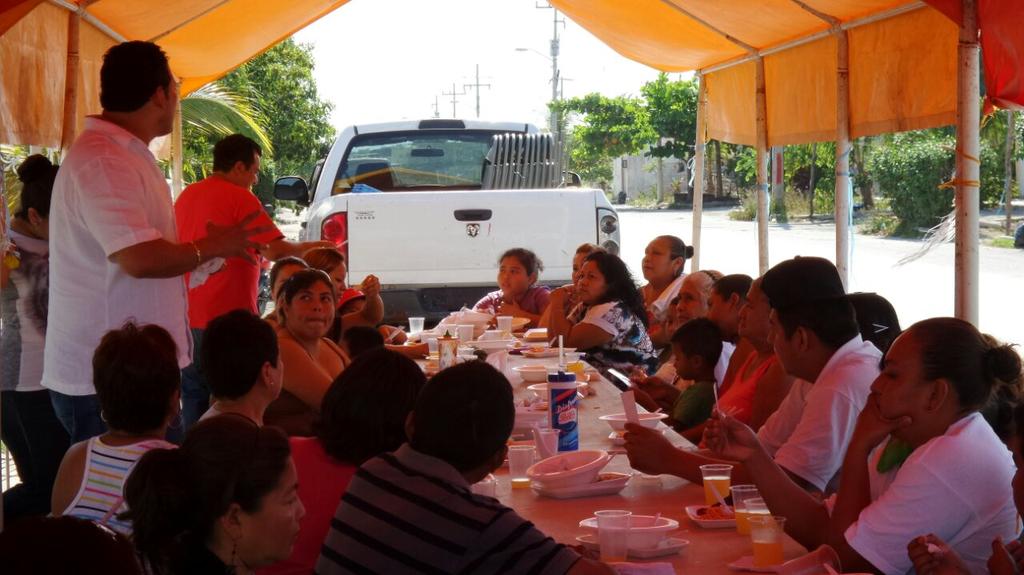 AlexLunaLopez's tweet photo. Comparti una excelente tarde con mis amigos de Villas Otoch. @conejovp @albinot89  @mario_lopez29 @aadrianaluna http://t.co/Ard0eC12Ke