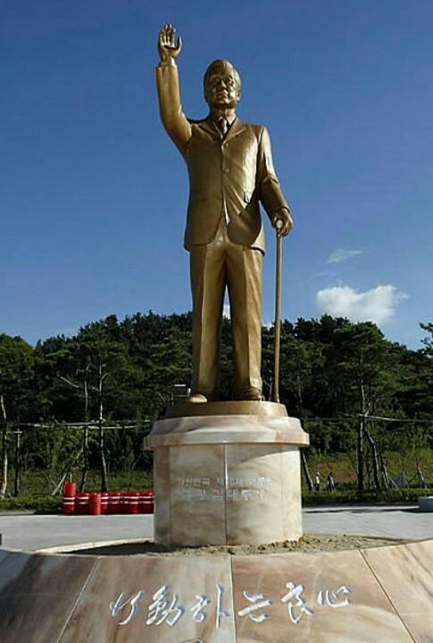 swsoon7's tweet image. 북에 막대한 돈을 퍼줘 핵개발을 도와 국민이 평생 핵을 머리에 이고 전전긍긍하게 만든 핵슨상의 동상이 웬말이냐?  당장 허물라!
리콴유가 자기 죽으면 살던집을 하물어 개발에 방해되지 않게 하라는 유언도 못듣나?