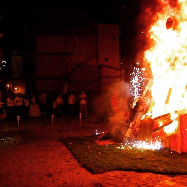 fallasantroc's tweet photo. Ya acabaren les falles cremem per deixar arrere lo roin i seguir amb lo bo... Comencen les falles 2016 http://t.co/SvuVgBdyto