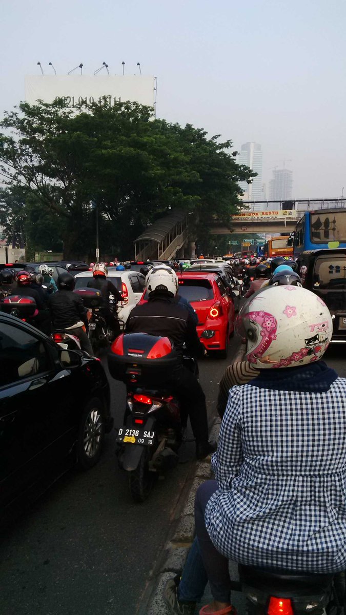 ALDO2914's tweet photo. Pancoran menuju kuningan semrawut imbas pembangunan jln layang non Tol kuningan @TMCPoldaMetro @sonora http://t.co/KHa7MMO0qp