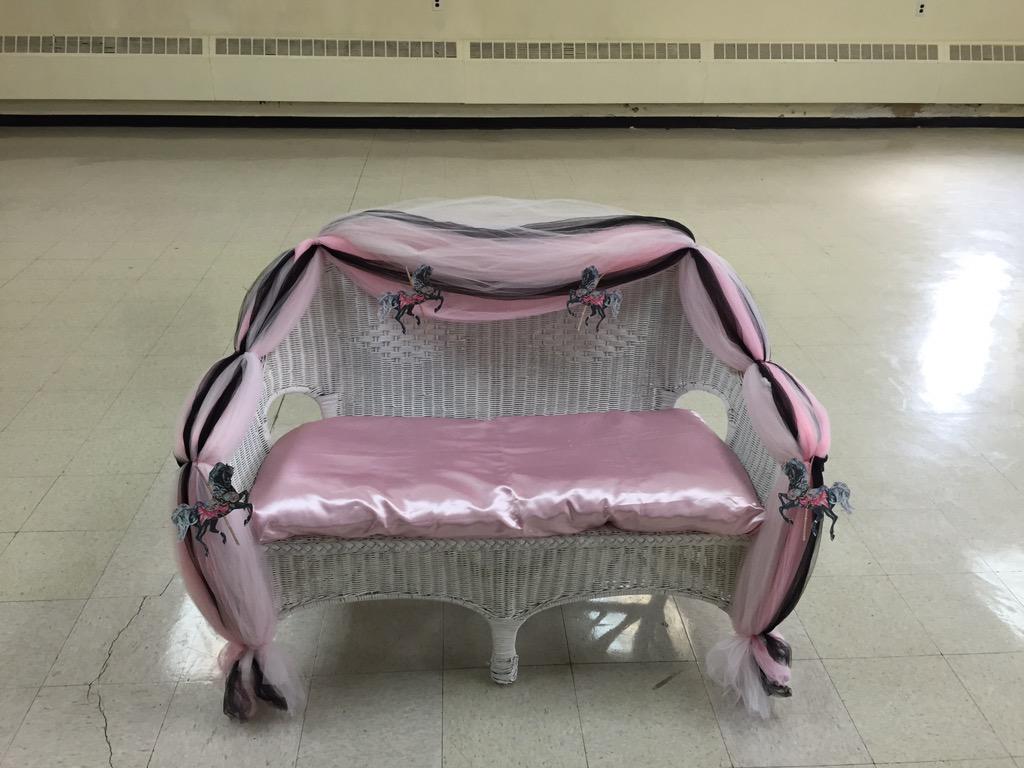 Queenofevent1's tweet image. Rent our couples bench for your upcoming baby shower. #CREATORSeventplanners #professionaleventplanner