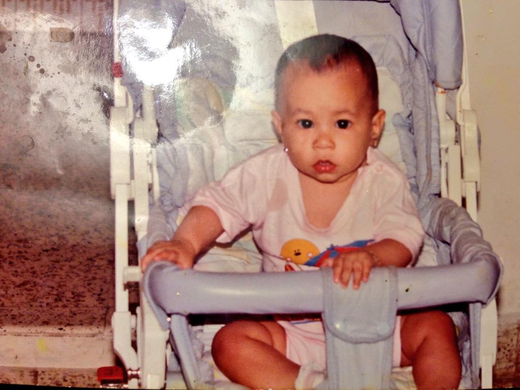 JCesarValentin's tweet photo. Mi hija  @MValentin22 en el andador y con con su papi. Chequea el celular de la época. Ay mamá! #GaleríaDeRecuerdos. http://t.co/7t7fUi7BCA