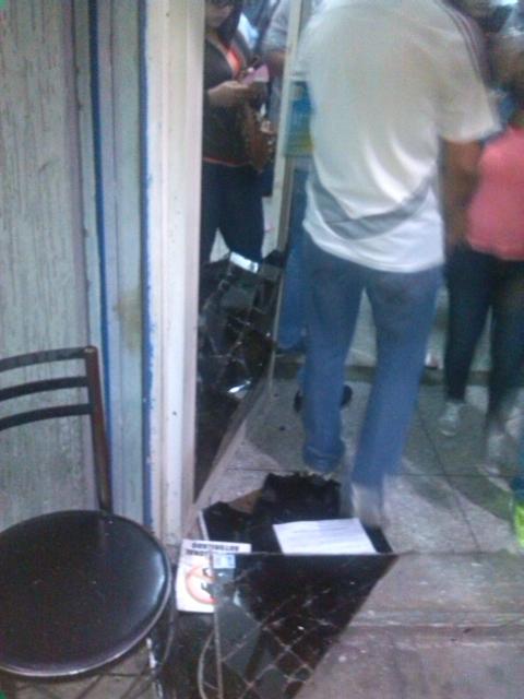 MiguelG_B's tweet photo. Víctimas de hampa. No tenemos seguridad ni dentro de las instalaciones de nuestra Univ. @DICUJGH @EstudiantesUJGH http://t.co/AYYXcGYEpT