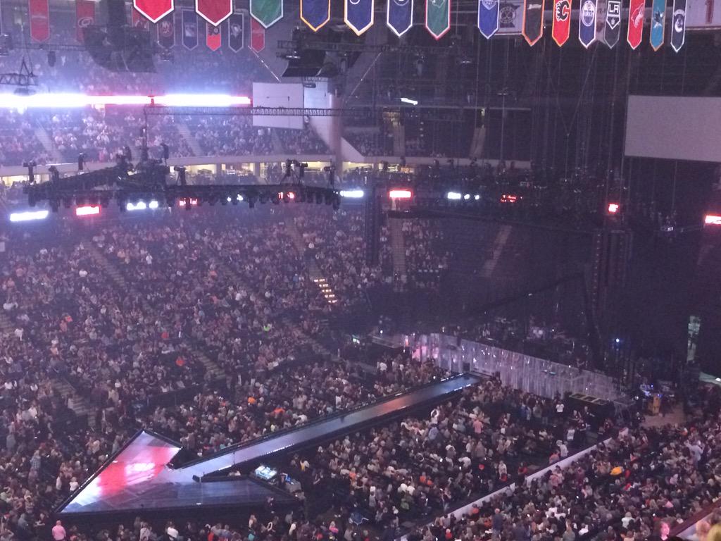 55Mello55's tweet photo. Almost @maroon5 time!!! #clearstage #clearlygonnabeawesome http://t.co/6LkLi6tWAU