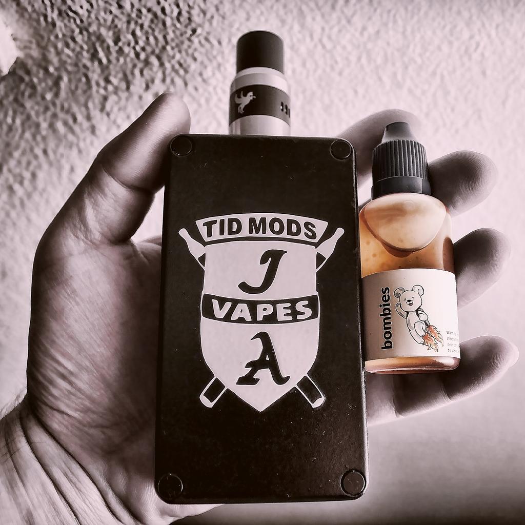 ChiefBigClouds's tweet photo. Tonight's #handcheck rocking the Dark Horse rda vaping on Bombie's White Gummi B #vape #boxmod #vapelife #tidmods http://t.co/IqwmCZancF