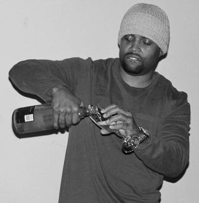 mrandrejthomas's tweet photo. Multi-Platinum recording artist @JustRL popping bottles at #TheVaultBham http://t.co/osh0qQztQd #andrejthomas http://t.co/wCTozcWkYS