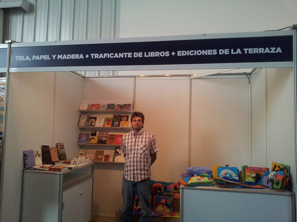 8choyoch8's tweet photo. 8cho y och8 en Tecnópolis en el Stand de Traficante de libros y Ediciones de la terraza. (nro. 30) http://t.co/g0OJsewqx5