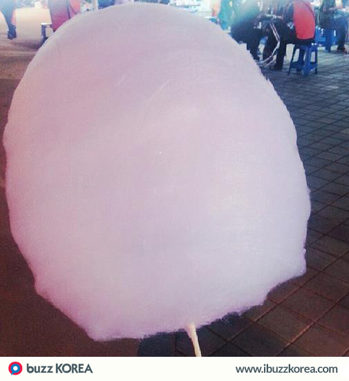 ibuzzkorea's tweet photo. [K-Trend] Huge cotton candy is the new trendy street dessert in #Korea!
 #ibuzzkorea http://t.co/oHV9v6WzZd