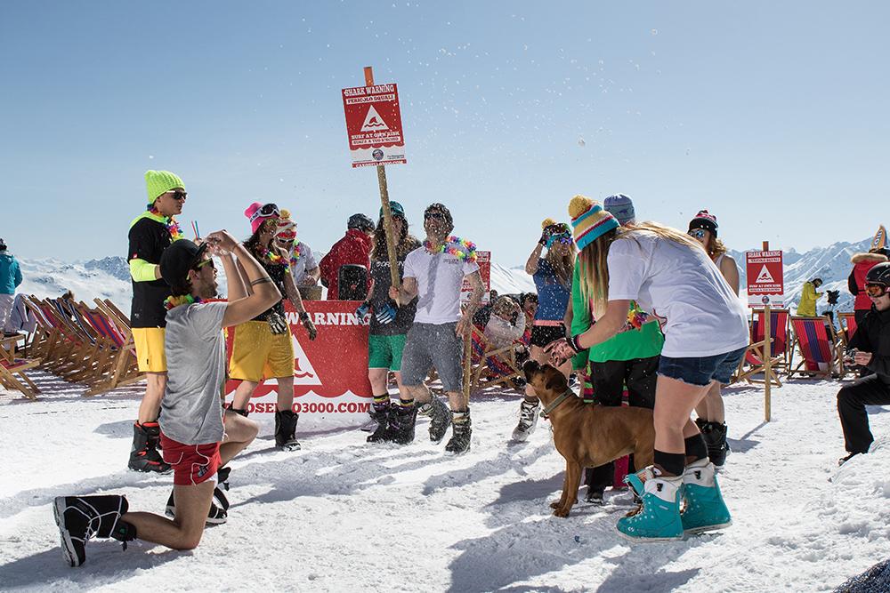 Attenzione. Avvistamenti di pinne al <a href="/Carosello3000/">Carosello3000Livigno</a>, vi avvisiamo sul pericolo a 3000 mt di quota e ritmo di musica.