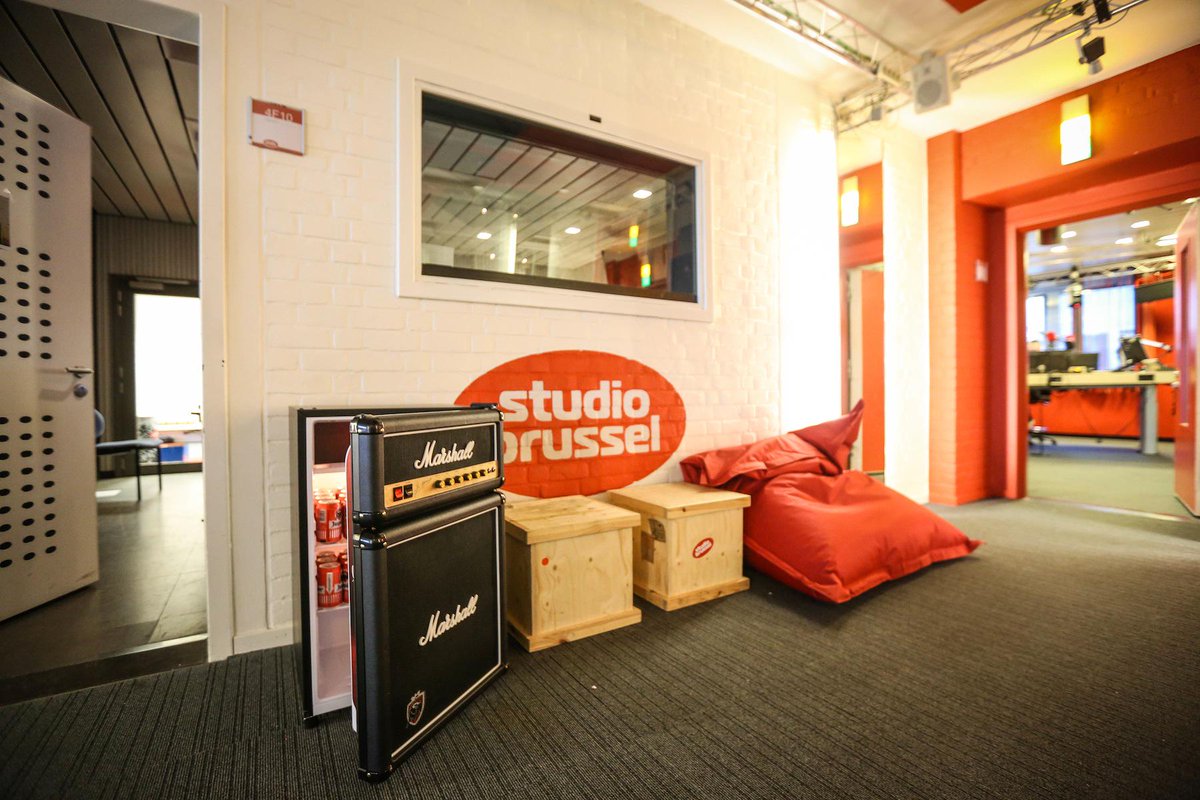 stubru's tweet image. Er komt muziek uit onze nieuwe koelkast en bier uit onze nieuwe versterker!