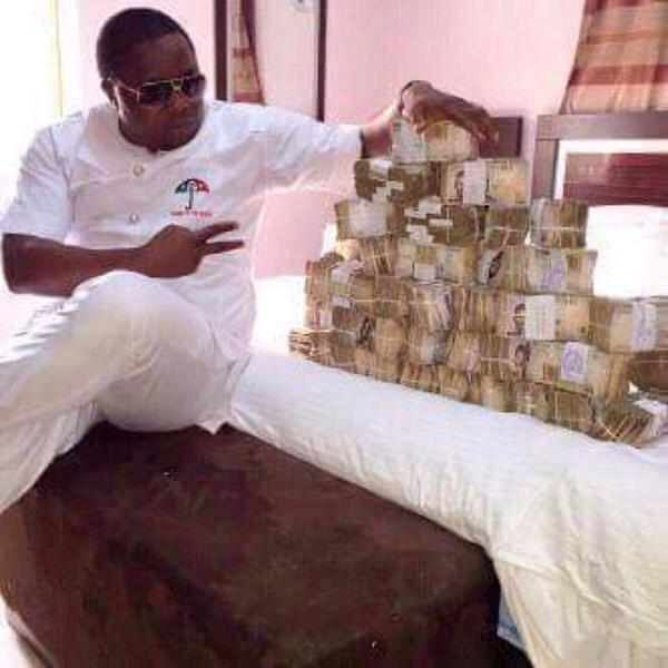 Tclassic_cb's tweet photo. U are not well sir. “@omojuwa: I Will End Corruption If You Vote For Me Again – Jonathan http://t.co/OxX03e0ZST” http://t.co/ux5nK5jNk9"