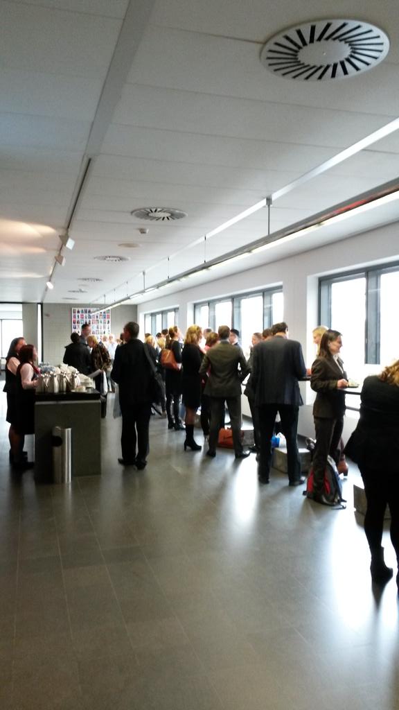 Loopbaanevent's tweet photo. Het stroomt al vol! Eerste #personalbrand zit goed #optijdkomen ;-) #hrsloopbaanevent http://t.co/zsLltRTlGd