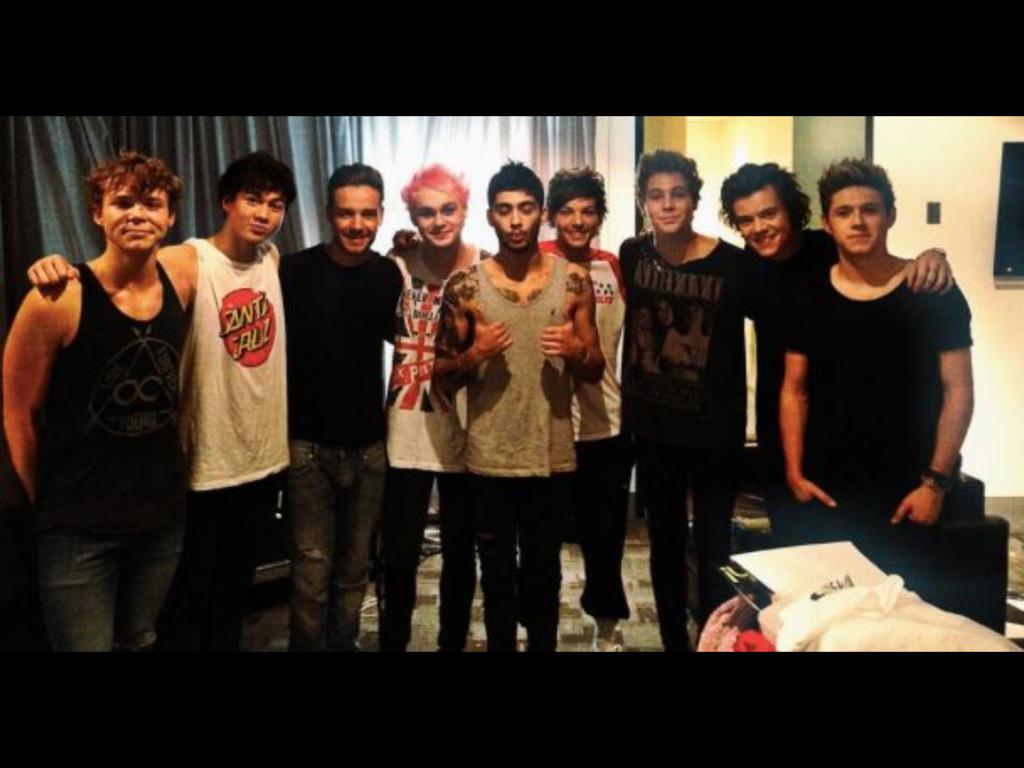 mikkimouse10101's tweet image. @loopeleven why make us choose. #LoopOff5SOS #LoopOff1D