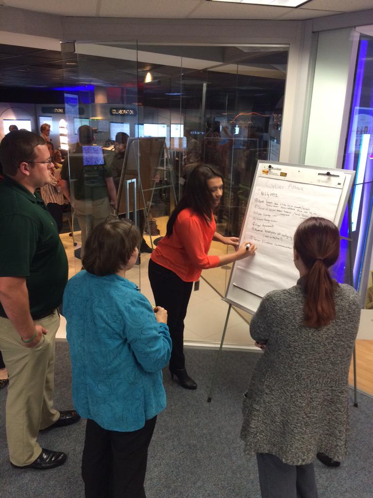 AngieBeltz1's tweet image. #TBTFExLab #spcmedia #Tech_Data students developing World Bank hack response plan.