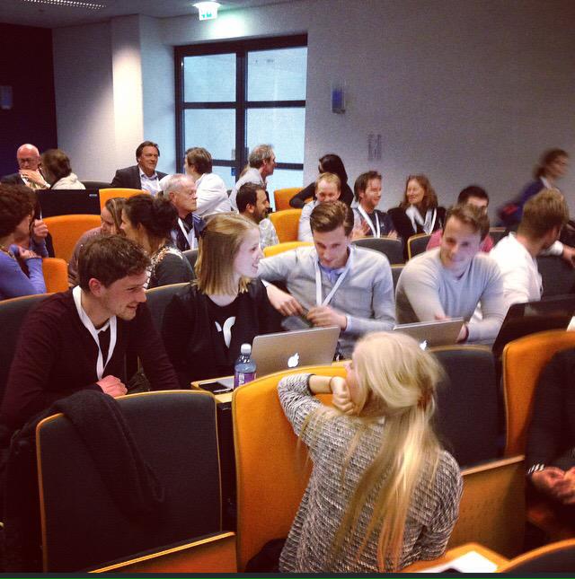 FutureFields_'s tweet photo. Albert Boswijk vraagt het publiek: welke ervaring heeft je leven veranderd? #FutureFields_ @AvansHogeschool http://t.co/JjoXJHYIcR