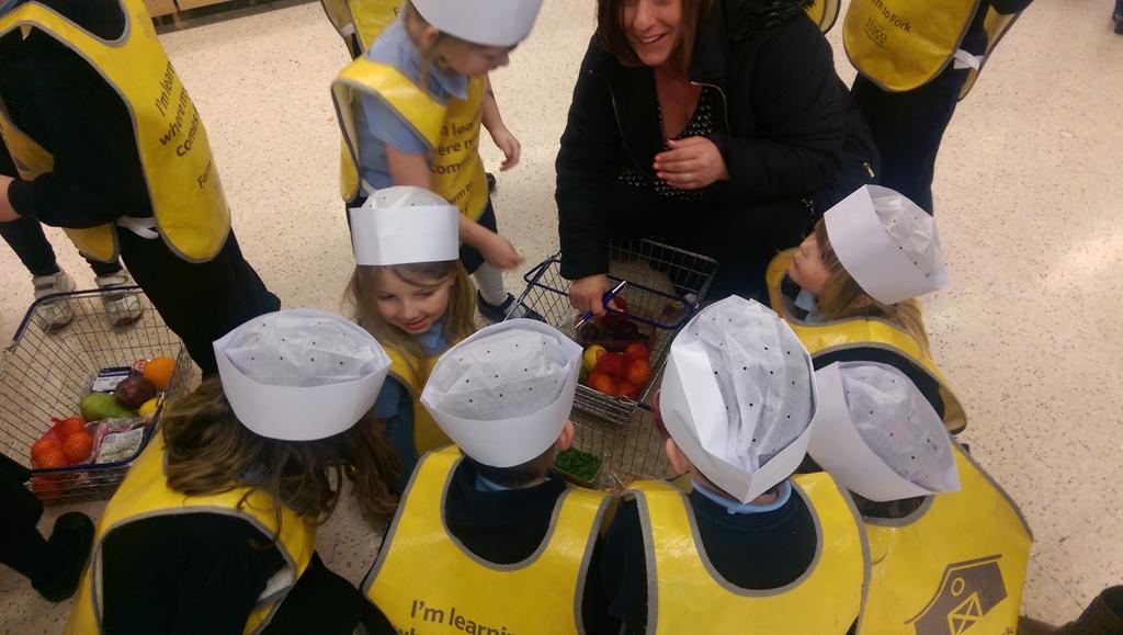 burgess_rhi's tweet photo. Good day with traethmelyn school for farm to fork #usingourscaleforgood http://t.co/0Nghctz2oR