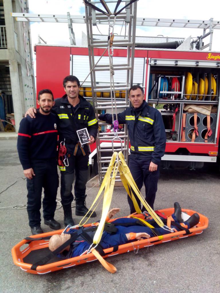 ENVI_ARTE's tweet photo. Gran detalle el de los bomberos de Almendralejo al mandarnos una foto con nuestra tarjeta!! Mil gracias. http://t.co/KbTo3AybLt