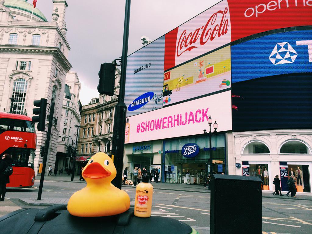 KrisPoB's tweet photo. Hijacking showers &amp; this Piccadilly Circus billboard today! #proud thanks to all inc @StormDOOH &amp; @Happy_Tweeting 🙏 http://t.co/yecXUYwzFj
