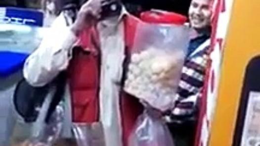 funoncamera's tweet photo. #Man #selling #sweets In Voice Of #BilawalBhuttoZardari #FunnyVideos #FunnyClips
Click Link : http://t.co/BttTRodZfB http://t.co/90oKKxM5eu
