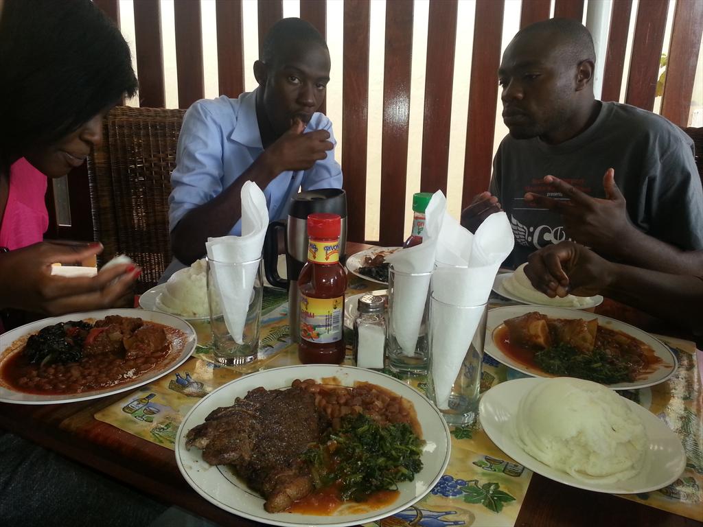 Cee_Zee13's tweet photo. From Lunch with @derek_mngawa @jasminevox @TheeNiceOne at #TheMeltDownKitchen Good food, neat place. http://t.co/AvrkDdXJiD