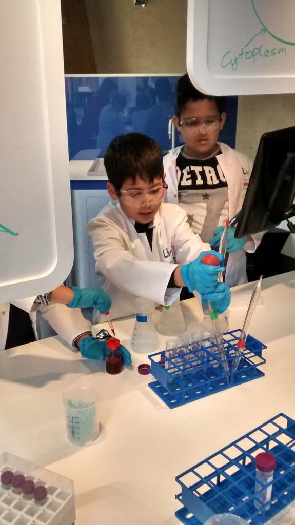 STEMArtChic's tweet photo. Congrats to @scienceatlife for launch of #ExperimentZone-it's sure to be a great success! http://t.co/dLU3yTSWP3 #STEMforGirls #STEM4Kids