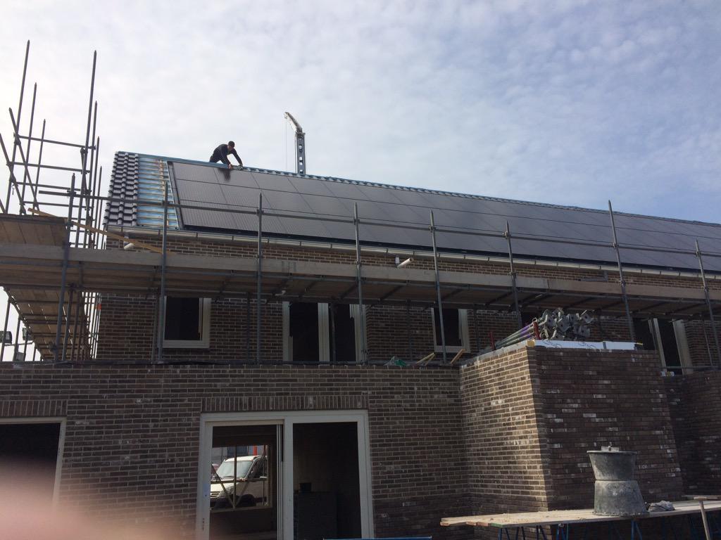 TeunExcellent's tweet photo. Panelen zijn geplaatst pannen worden nu geplaatst Alexiahof #belletjesinactie# http://t.co/T29f6bGWvJ