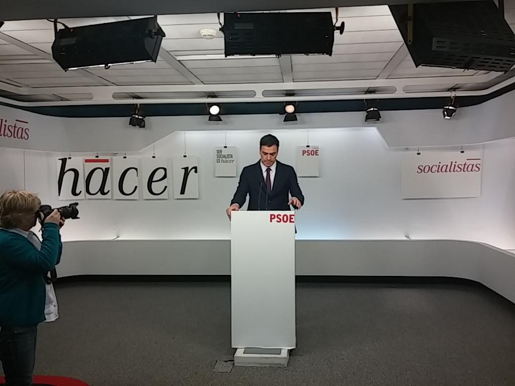 PSOE's tweet photo. Quiero acompañar a los familiares de las víctimas y trasladarles nuestro afecto @sanchezcastejon http://t.co/xkmSdyp3ti