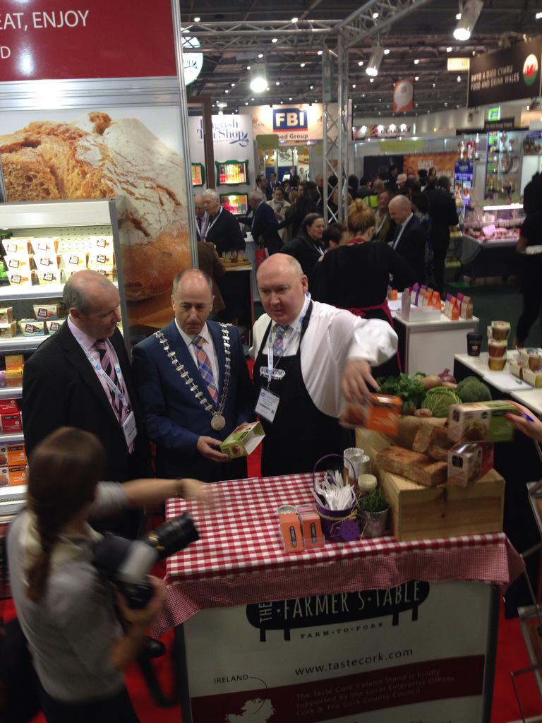 BeaconCork's tweet photo. “@LEOSouthCork: @FarmersTableIRL meet the Cork Mayor &amp; Co manager @IFEexhibition http://t.co/woNcpb8jQt” @Corkcoco