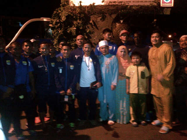 AsepStroberi's tweet photo. Terimakasih banyak @Persib sudah berkunjung ketempat kami! #PersibJuara cc @persibonline http://t.co/jGsNJqhKQg