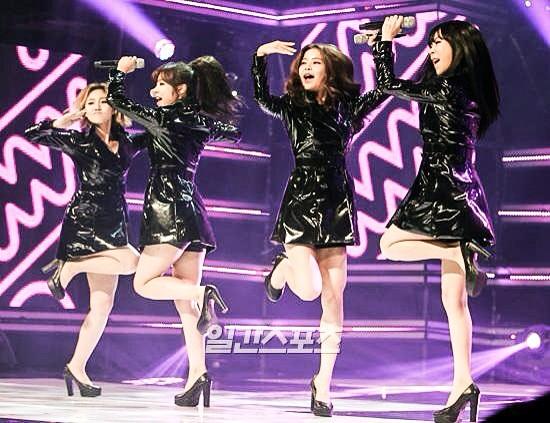 Maybe you still rarely heard about mamamoo. What is mamamoo? So here it is, the best rookie girl group! MAMAMOO!!