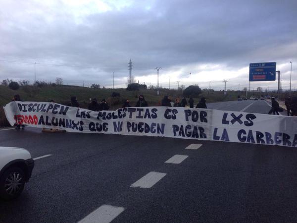 Reflex_volucion's tweet photo. "Disculpen las molestias, es por lxs 150000 alumnxs que no pueden pagar la carrera" #LaUniEnHuelga http://t.co/NKz5uzrYkR