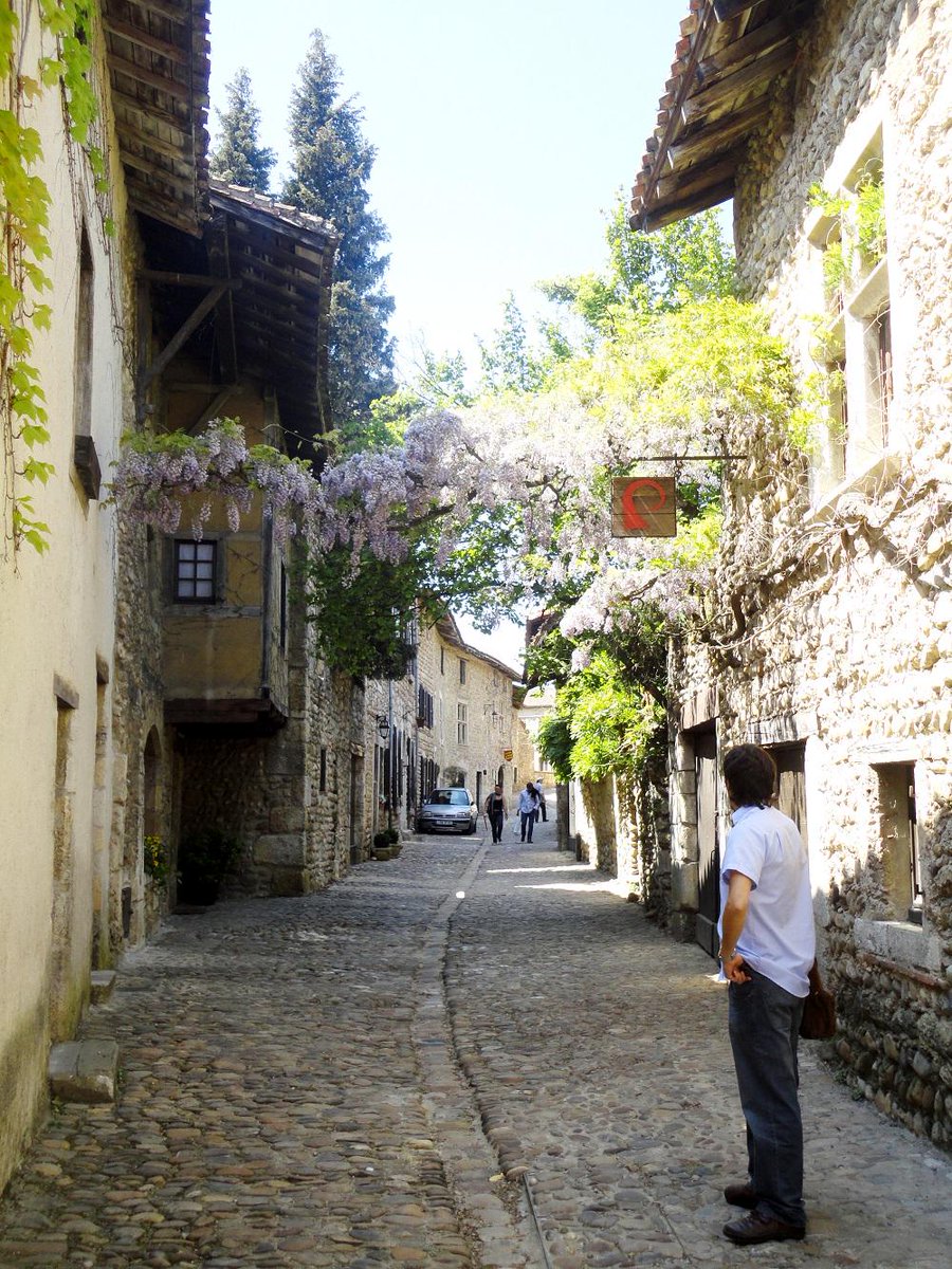 SteffiRauhut's tweet image. En el #blog, mi visita a la ciudad medieval #Pérouges, en #France / bit.ly/1GcLmv5  @OTPerouges @voixdelain