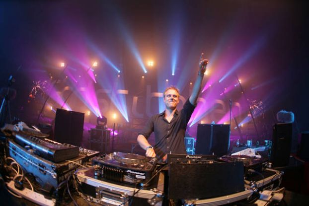 Los40Dance's tweet photo. Buenas tardes maxim@s! 
Aquí os dejamos el tracklist de #ASOT705
@ASOT con @arminvanbuuren http://t.co/P6JrVPMljm http://t.co/NYIIkD91fq