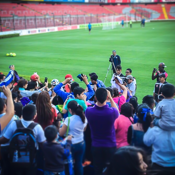 10Ronaldinho's tweet photo. Muchas gracias pelas felicitaciones y cariño de ustedes ayer en el entrenamiento!! Són maravillosos!! http://t.co/f4Gtu60n3N