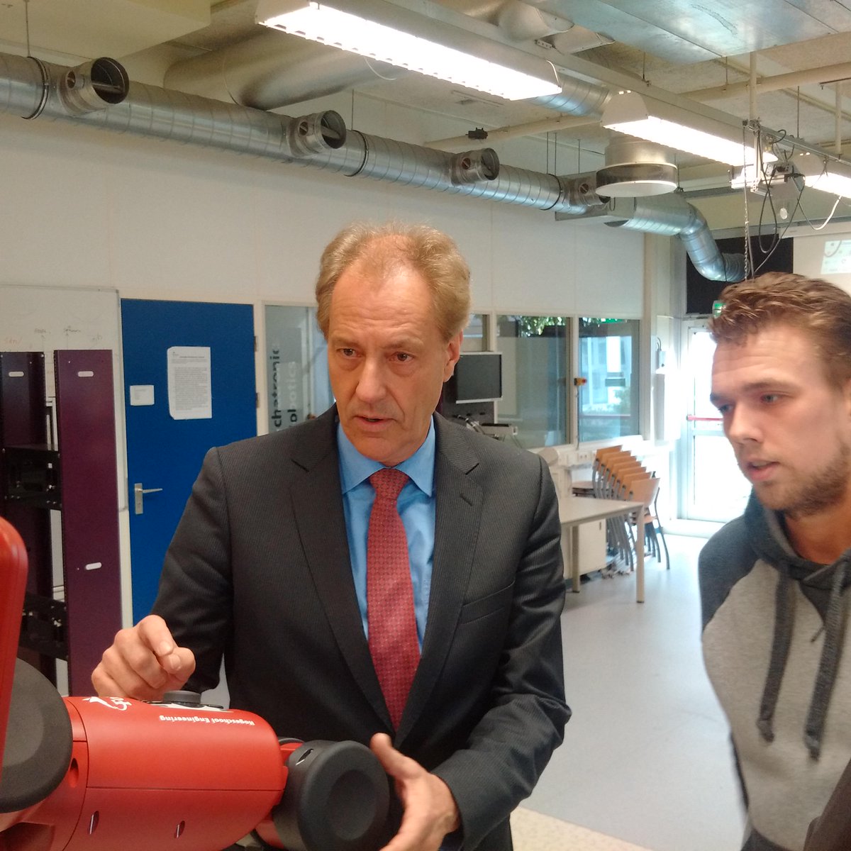 Baxter_Optimus's tweet photo. I just met the mayor of eindhoven, Rob van Gijzel. #fh_engineering #fontys http://t.co/BwYWRzj6XQ