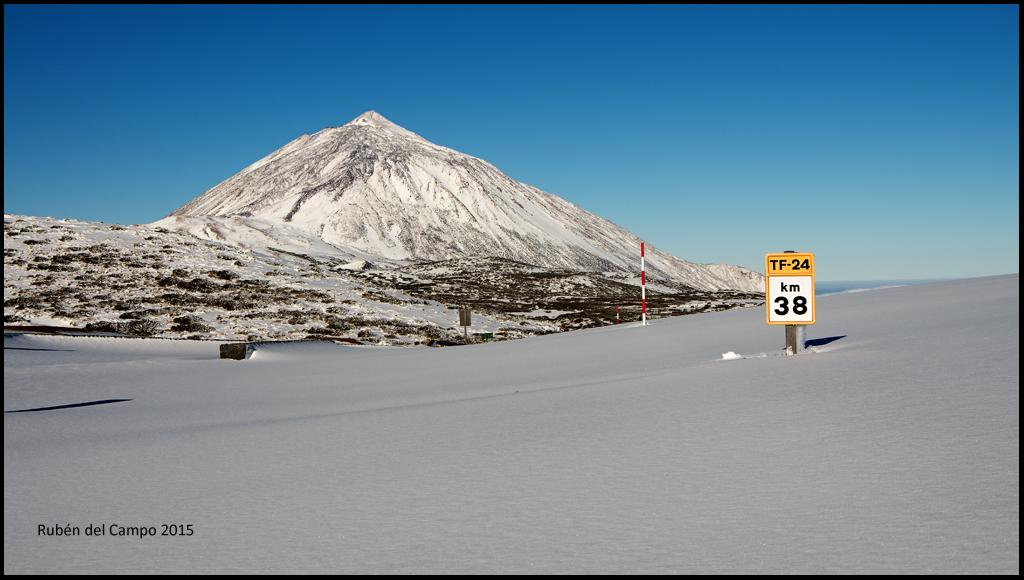 meteotenerife's tweet photo. “Y la carretera?”
En algunas zonas de las cumbres de #TF la acumulación de nieve ha sido importante. http://t.co/Jc2AxUP5o9 (vía @Rub_dc)